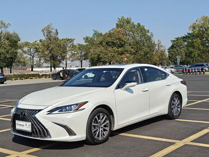 Фото 3 - Lexus ES