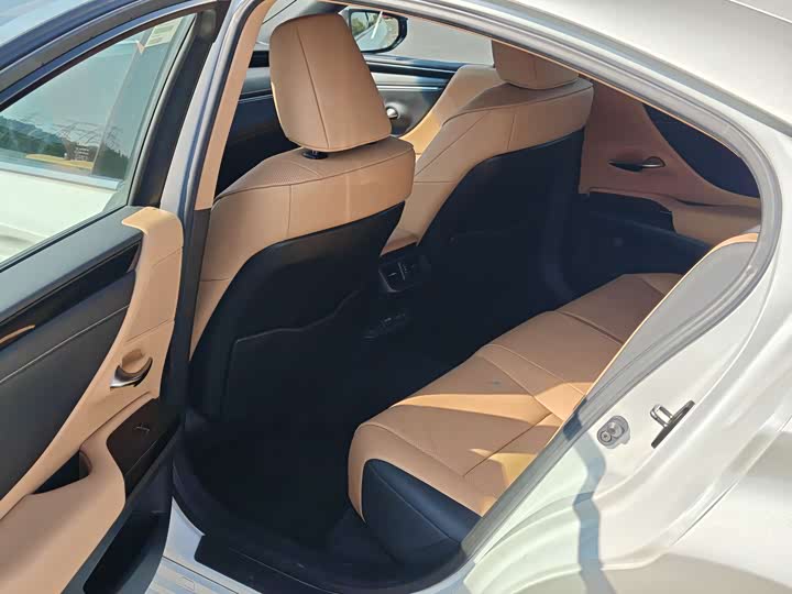 Фото 5 - Lexus ES