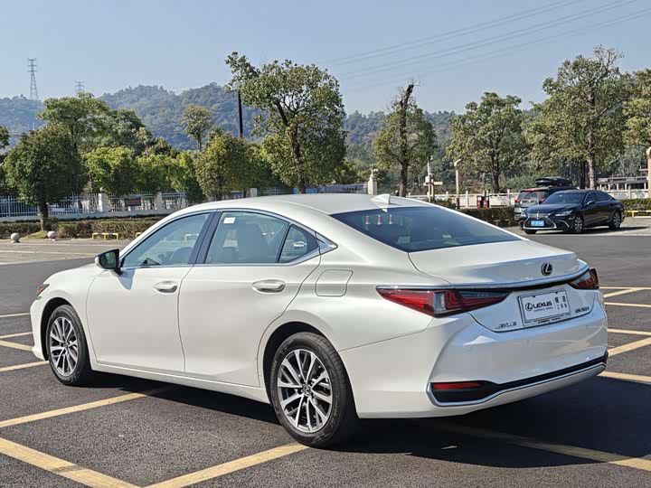 Фото 7 - Lexus ES