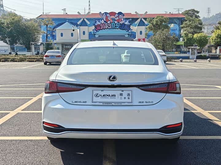 Фото 8 - Lexus ES