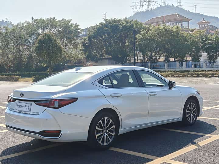 Фото 9 - Lexus ES