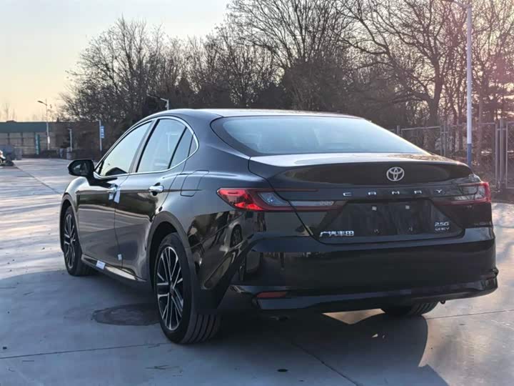 Фото 4 - Toyota Camry