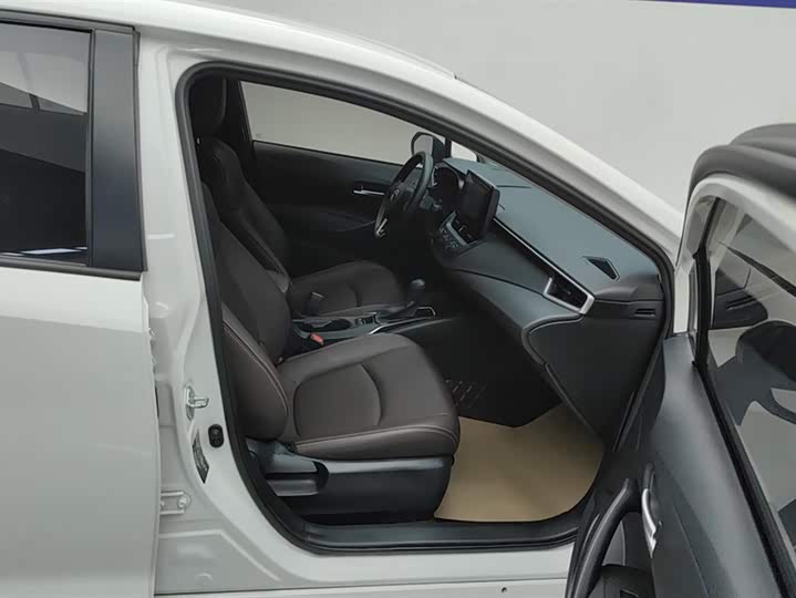 Фото 8 - Toyota Corolla