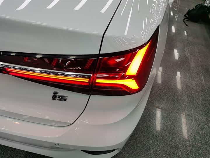 Фото 8 - Roewe i5