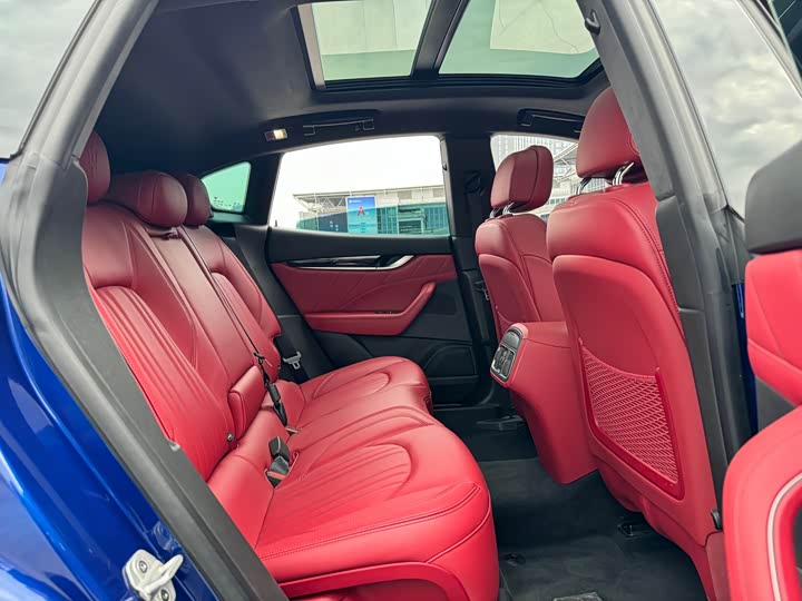 Фото 8 - Maserati Levante