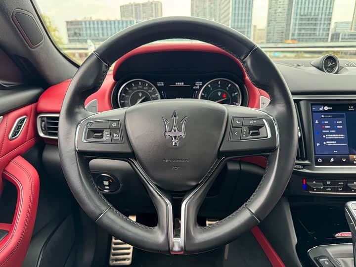 Фото 9 - Maserati Levante