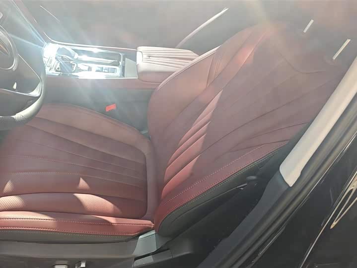 Фото 9 - Hongqi H5