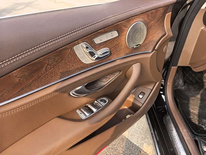 Фото 5 - Mercedes-Benz E-Class