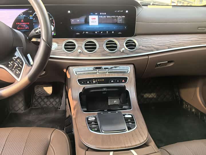 Фото 9 - Mercedes-Benz E-Class