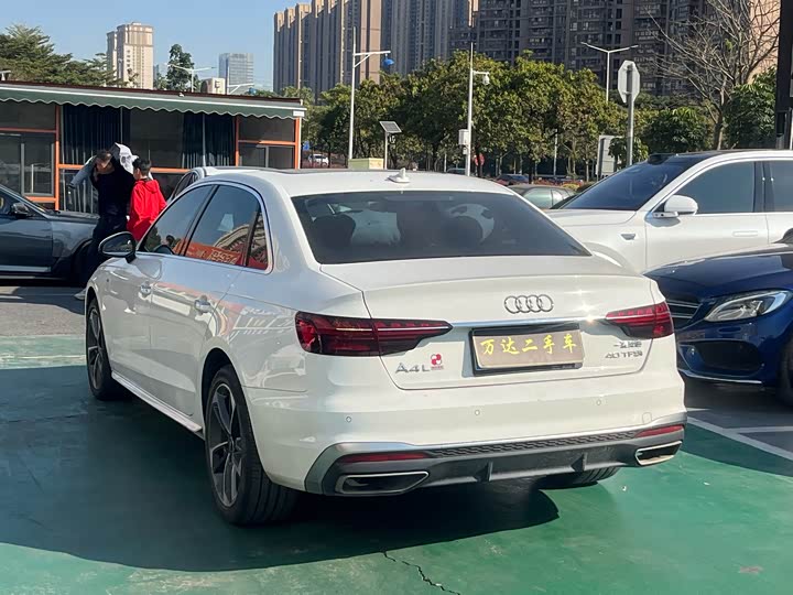 Фото 4 - Audi A4L