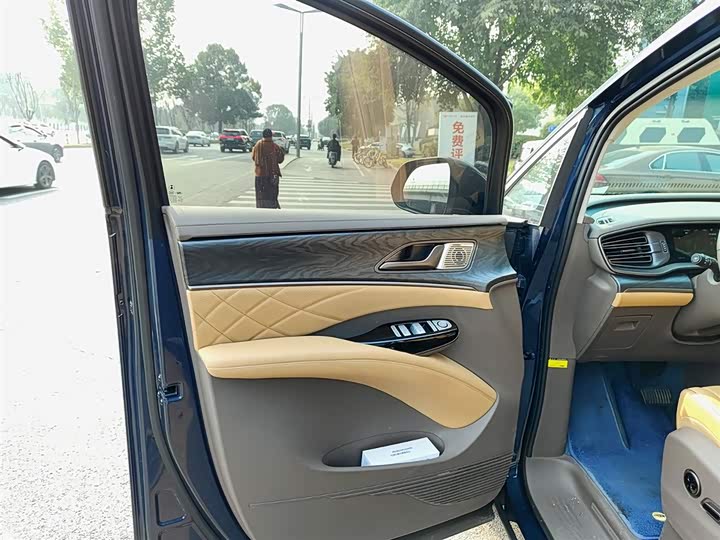 Фото 7 - Denza D9