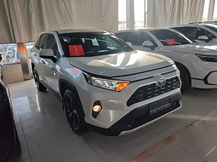 Фото 4 - Toyota RAV4