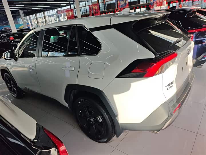 Фото 5 - Toyota RAV4