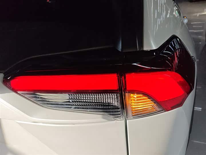 Фото 8 - Toyota RAV4