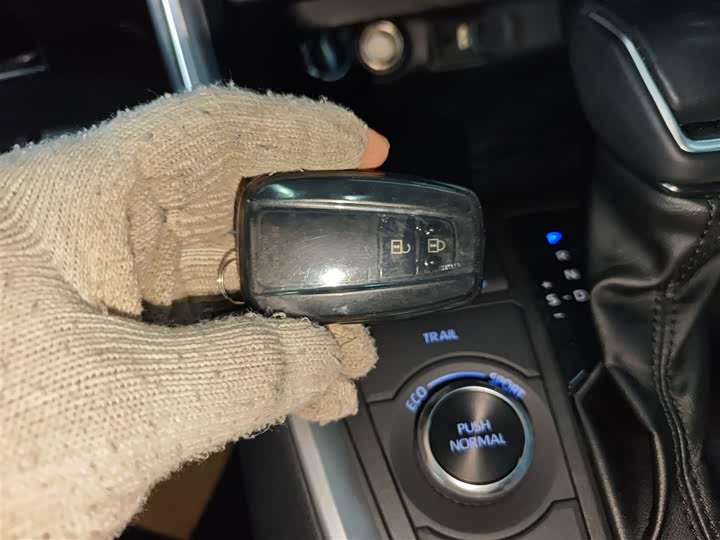 Фото 9 - Toyota RAV4