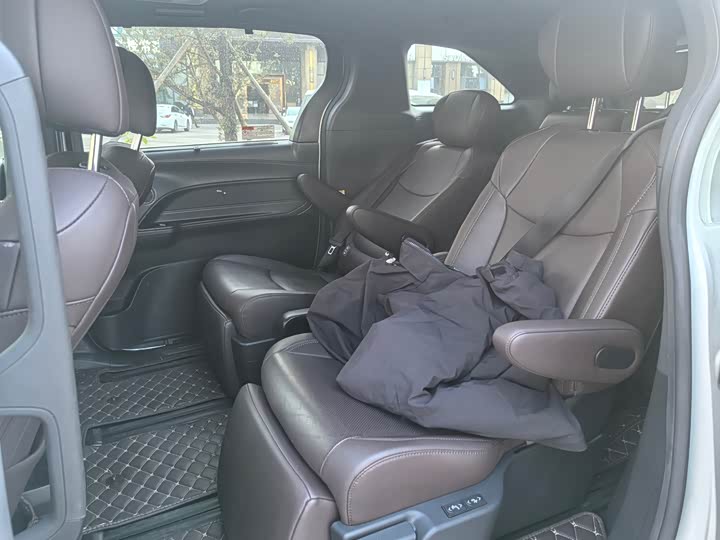 Фото 4 - Toyota Sienna