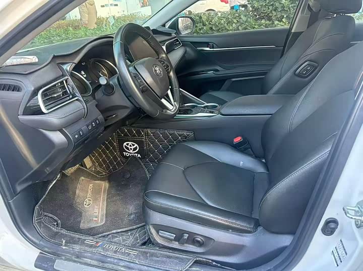 Фото 4 - Toyota Camry