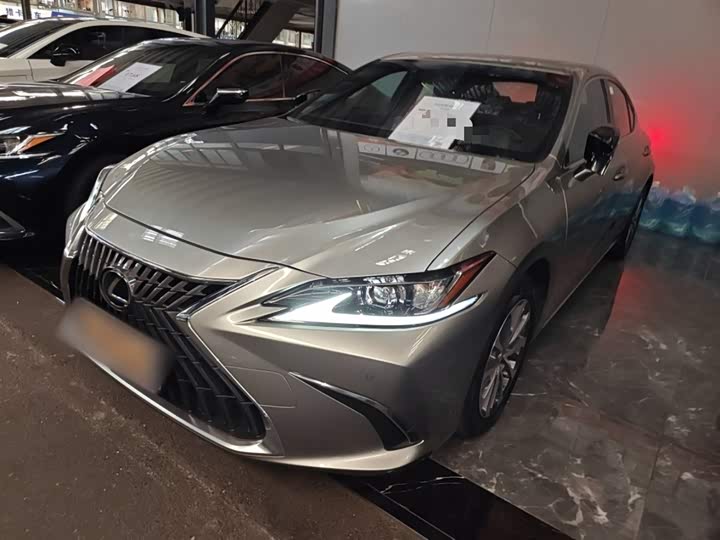 Фото 1 - Lexus ES