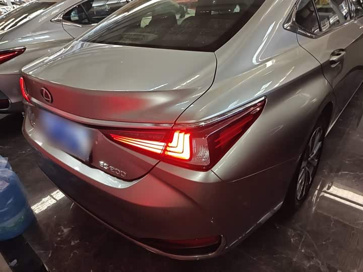 Фото 6 - Lexus ES