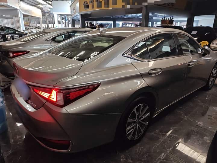 Фото 7 - Lexus ES