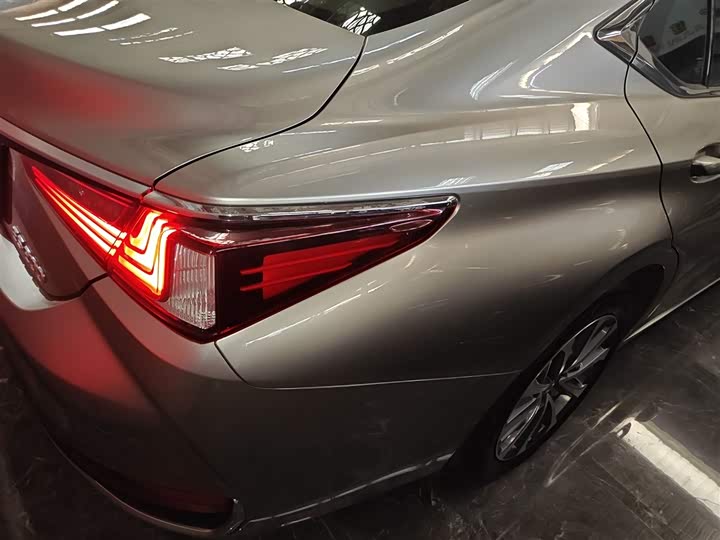 Фото 8 - Lexus ES