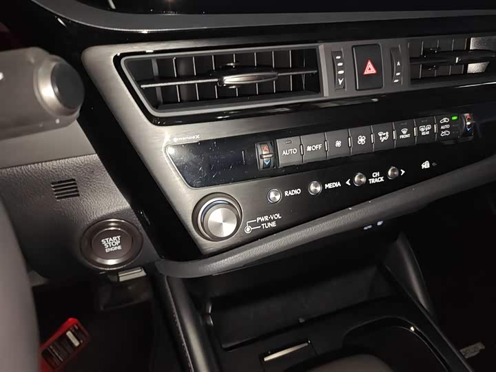 Фото 9 - Lexus ES