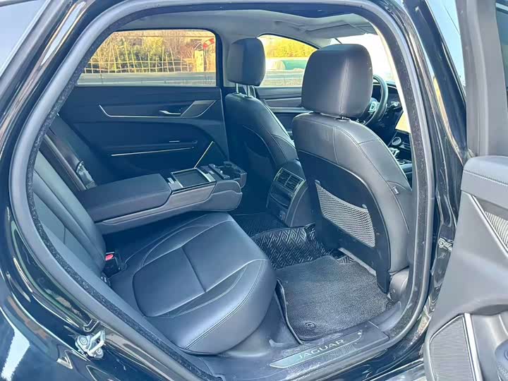 Фото 6 - Jaguar XF L