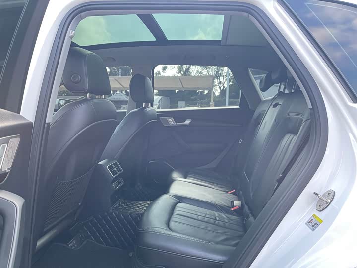 Фото 6 - Audi Q5L