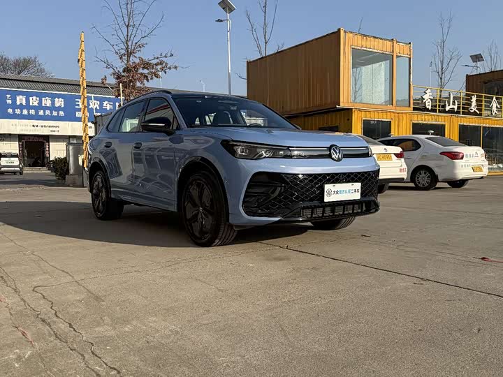 Фото 2 - Volkswagen Tiguan L Pro