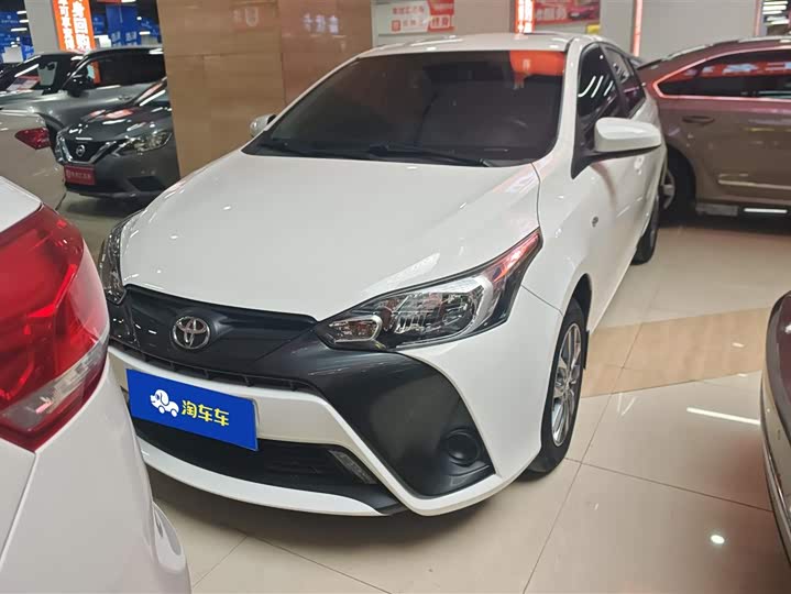 Фото 2 - Toyota Yaris L Hatchback