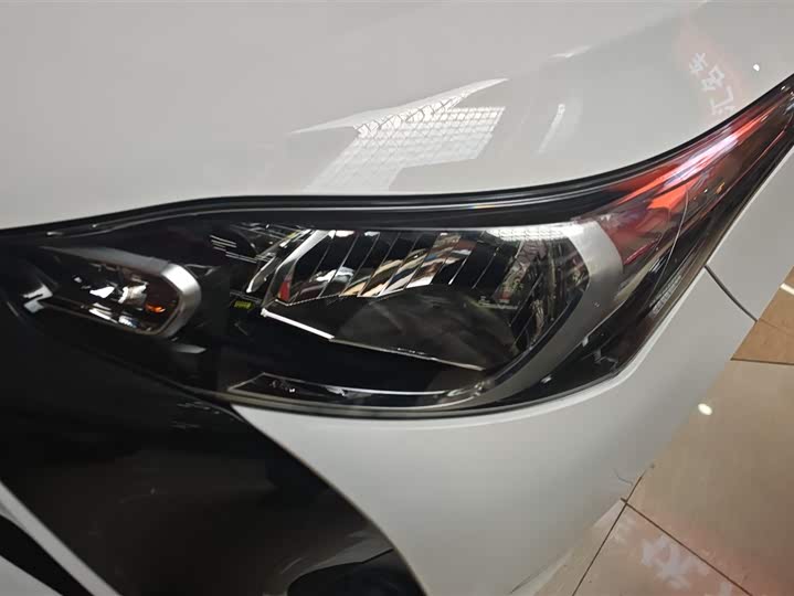 Фото 5 - Toyota Yaris L Hatchback