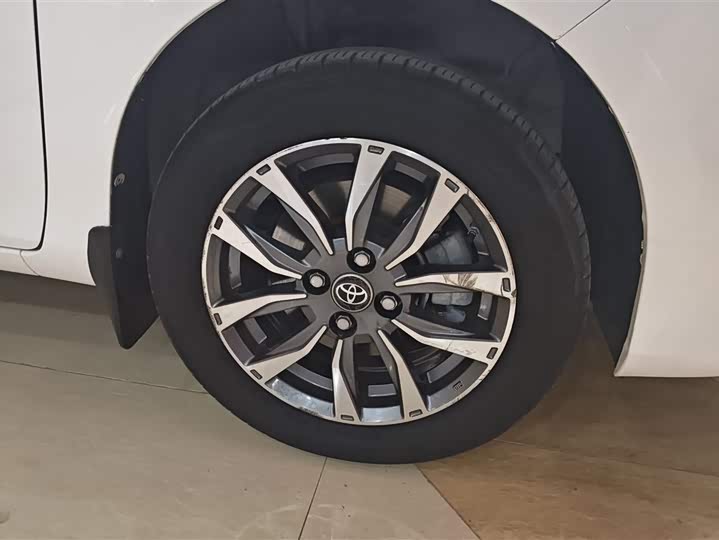 Фото 6 - Toyota Yaris L Hatchback