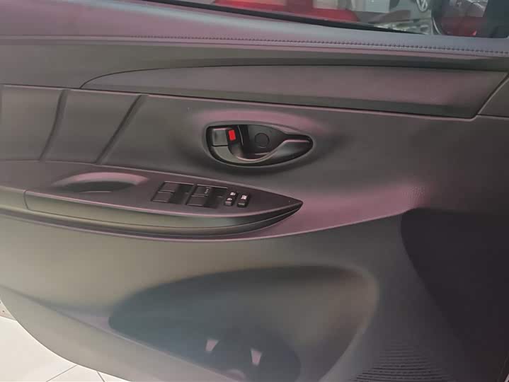 Фото 7 - Toyota Yaris L Hatchback