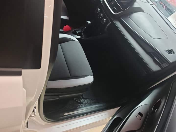 Фото 8 - Toyota Yaris L Hatchback