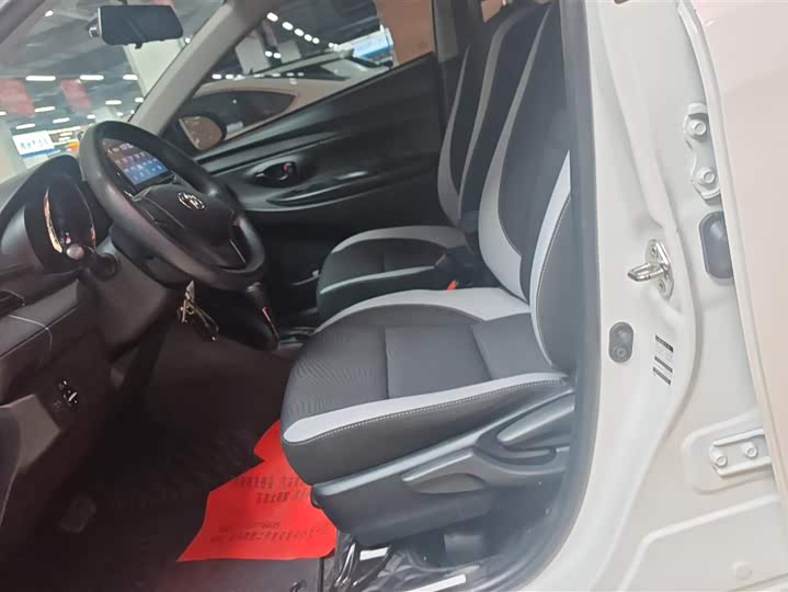 Фото 9 - Toyota Yaris L Hatchback