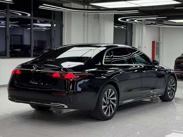 Фото 3 - Mercedes-Benz E-Class