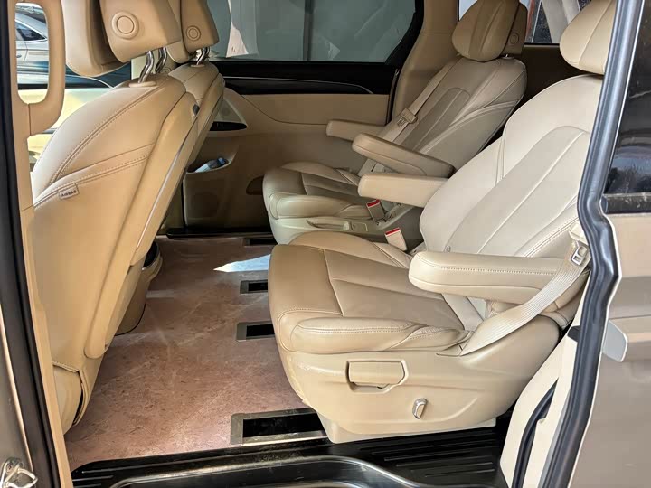 Фото 6 - Buick GL8 ES