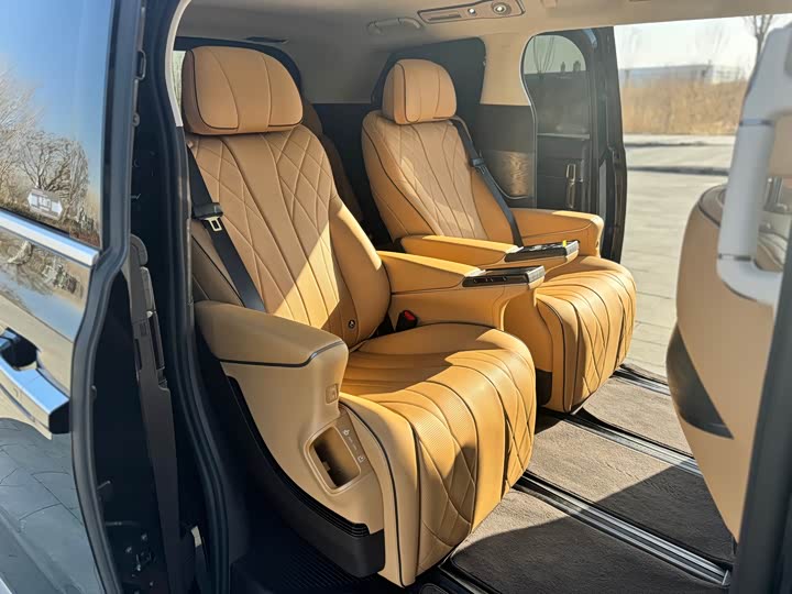 Фото 9 - Denza D9