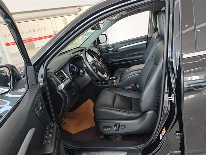 Фото 9 - Toyota Highlander