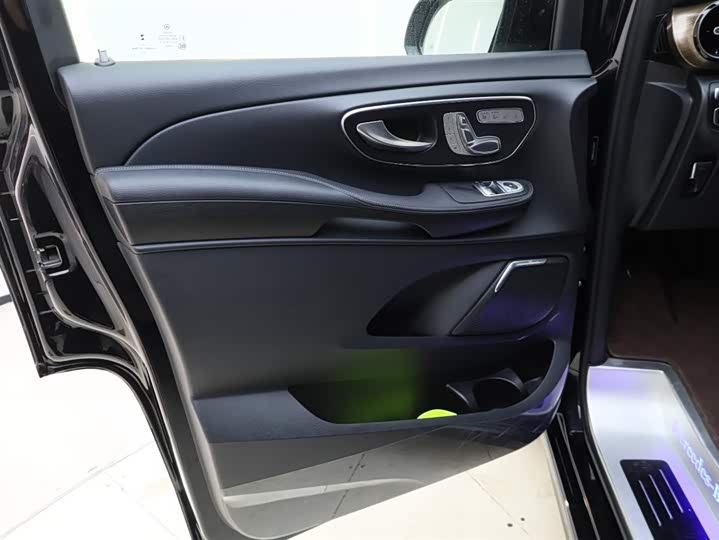 Фото 9 - Mercedes-Benz V-Class