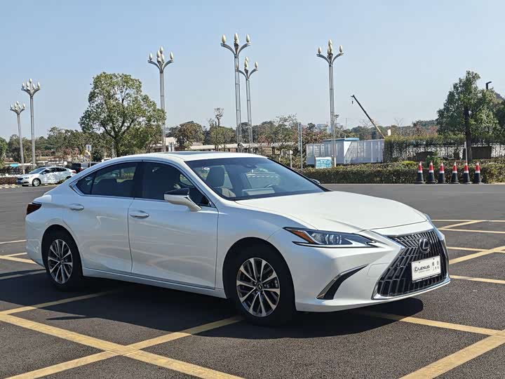 Фото 1 - Lexus ES