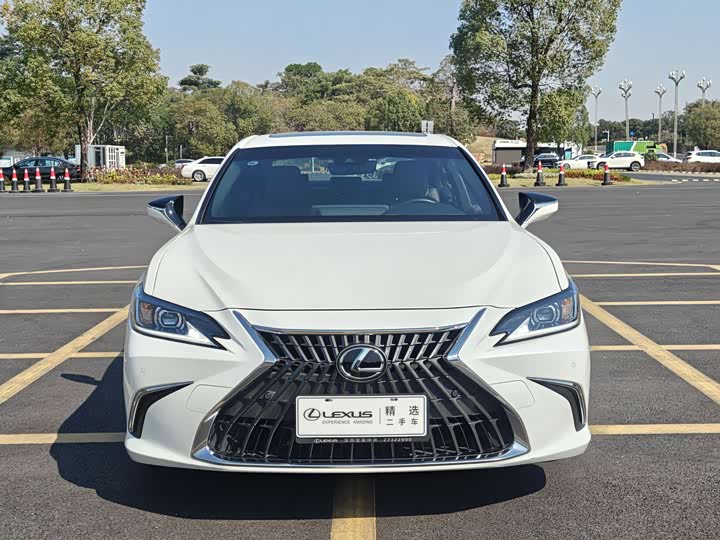 Фото 2 - Lexus ES