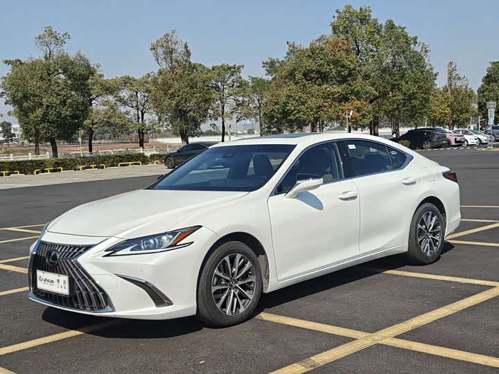 Фото 3 - Lexus ES