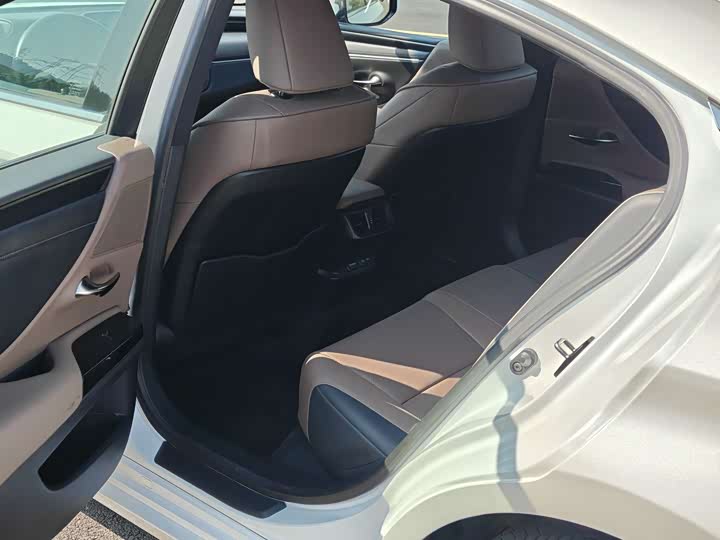 Фото 5 - Lexus ES