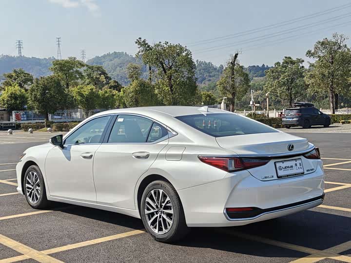 Фото 7 - Lexus ES