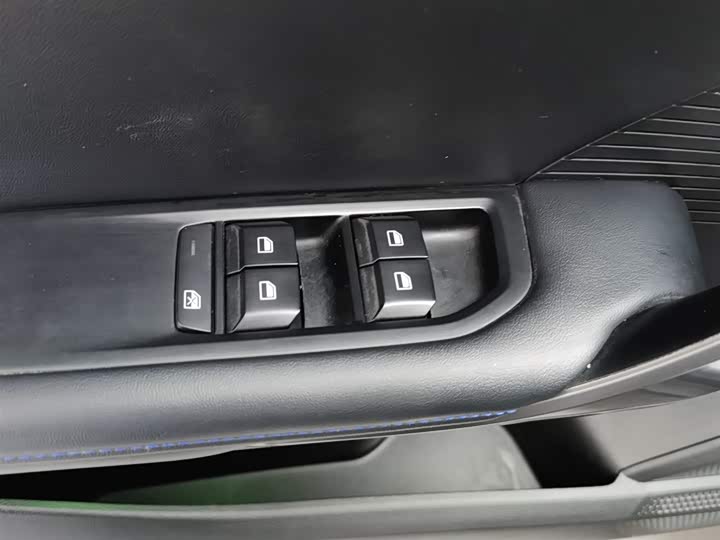 Фото 9 - MG Motor 4 EV