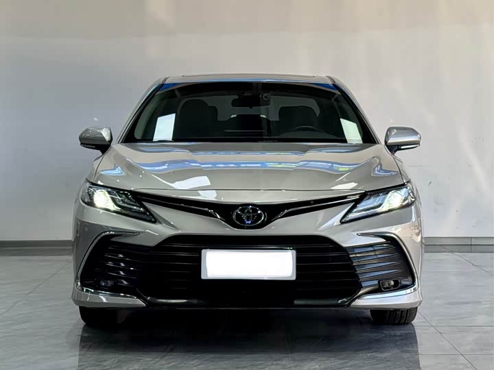 Фото 2 - Toyota Camry