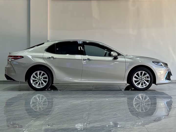 Фото 4 - Toyota Camry