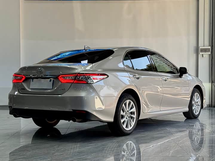 Фото 5 - Toyota Camry