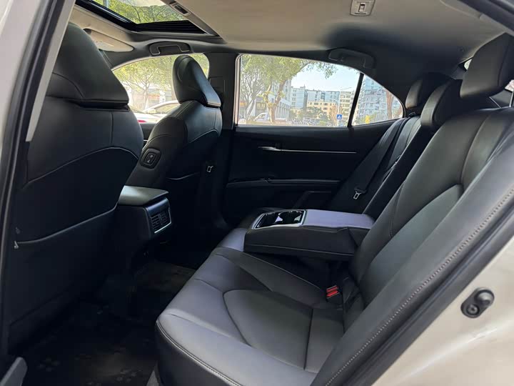 Фото 9 - Toyota Camry